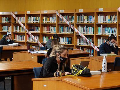 Estudiantes en la Biblioteca General de la Universidad de Málaga (UMA).