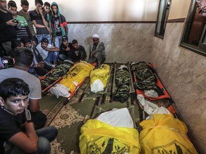 Funeral por los miembros de una familia muertos en un bombardeo israelí, el jueves en Gaza.