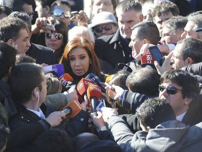 La expresidenta Cristina Fern&aacute;ndez de Kirchner a la salida de los tribunales federales.