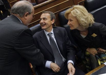 José Luis Rodríguez Zapatero, entre Pedro Solbes y Elena Salgado, el 12 de mayo de 2009. 