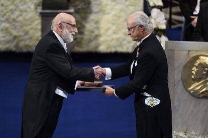 El premio Nobel de Física François Englert (i) recibe su galardón de manos del rey Carlos XVI Gustavo de Suecia (d), durante una ceremonia celebrada en la Sala de Conciertos de Estocolmo (Suecia).