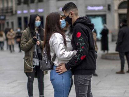 Una pareja se abraza en el centro de Madrid, el pasado mes de diciembre.