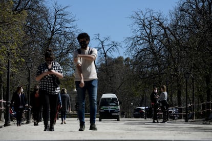 Varias personas pasean en el Parque de El Retiro el 15 de marzo.