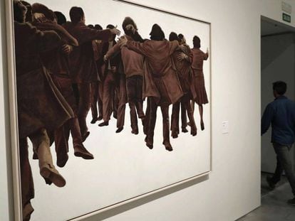 Exposición del cuadro 'El abrazo' de Juan Genovés en la exposición 