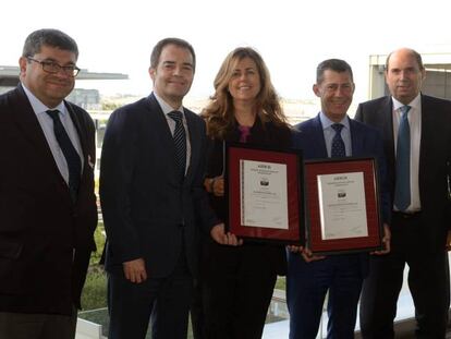 Los responsables de Telef&oacute;nica reciben el reconocimiento de AENOR.