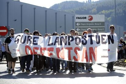Trabajadores de Fagor se manifestaron el viernes en Mondrag&oacute;n (Guip&uacute;zcoa) en defensa de sus empleos.