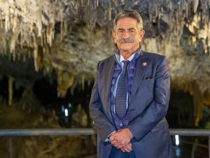 El presidente de Cantabria, Miguel Ángel Revilla, felicita la Navidad desde la cueva de El Soplao. En vídeo, Revilla canta un villancico.