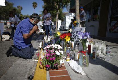 Un hombre llora frente al sitio donde Christopher Mart&iacute;nez fue asesinado