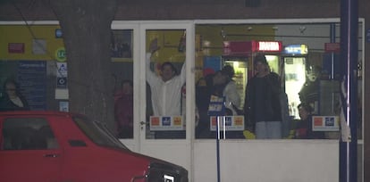 Capture of a video in which Miguel Ángel Burgo and his accomplices are seen during a hostage-taking in a supermarket in Lanús, Argentina, on July 19, 2002.