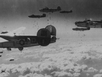 Escuadrón de bombarderos de EE UU durante un bombardeo estratégico sobre Alemania.