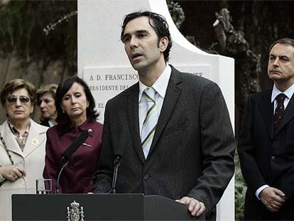 Francisco Tomás y Valiente hijo, durante su intervención; en segundo plano (a la izquierda y con gafas), su madre, Carmen Lanuza, y María Emilia Casas, presidenta del Constitucional; a la derecha, José Luis Rodríguez Zapatero.
