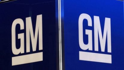Logo de General Motors durante una exhibici&oacute;n en Detroit. 