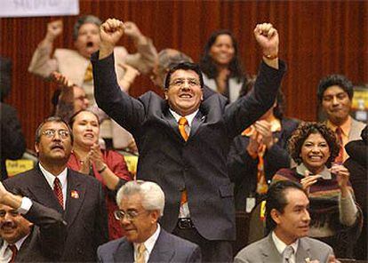 Un diputado de oposición celebra en la cámara baja mexicana la derrota de la propuesta fiscal de Fox.