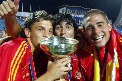 Los jugadores de la selección española besan la Copa de campeones de Europa