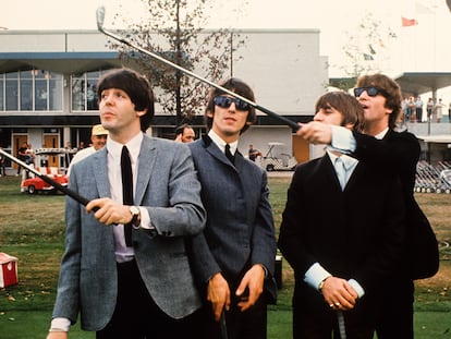 Paul McCartney, George Harrison, Ringo Starr y John Lennon, en una sesión de fotos de mediados de los años sesenta con unos palos de golf.