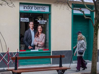 Cartel electoral en la sede del PNV ubicada en el centro histórico de San Sebastián.