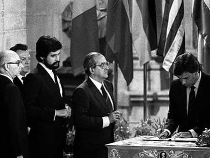 Felipe González, Fernando Morán (centro) y Manuel Marín (izquierda) firman el tratado de adhesión de España a la Comunidad Europea en junio de 1985.
