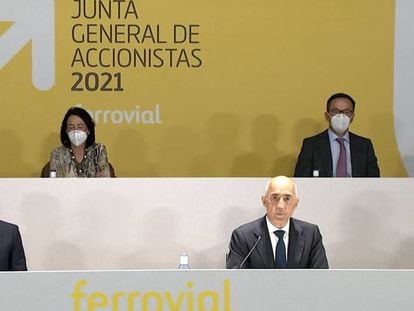 Junta de accionistas de Ferrovial de 2021, con Rafael del Pino en la primera fila a la derecha.