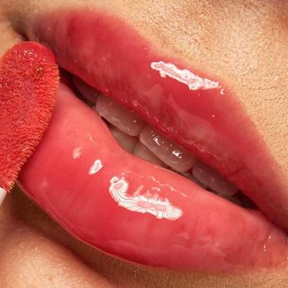 La tendencia de los lip oil arrasa por sus tres poderosos efectos: hidratante, brillo y color.