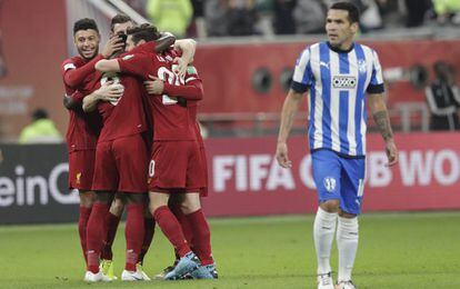 Los jugadores del Liverpool celebran un gol ante el desconcierto de Celso Ortíz de Monterrey.