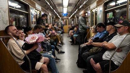 Una pareja ríe en el metro de Kiev (Ucrania), el pasado 8 de julio.