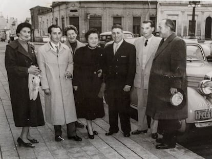 Bernhardt, con sombrero en la mano, en la boda de uno de sus trabajadores, en Alicante, en una imagen sin datar. Tras él, su coche Mercedes.