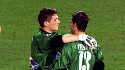 Casillas y César, tras la final de la Champions de Glasgow 2002.