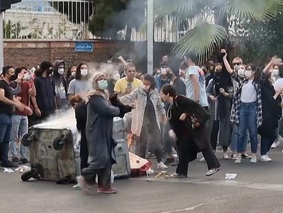 Captura de pantalla de un vídeo que muestra a mujeres iraníes arrojando sus velos a un contenedor de basura en llamas en Teherán, el pasado mes de septiembre.