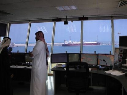 Sala de control en el puerto de Ras Laffan, a 80 kil&oacute;metros de Doha, el principal lugar de producci&oacute;n de gas natural administrado por Qatar Petroleum.&nbsp;