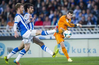 Bale remata ante Zurutuza y Carlos Mart&iacute;nez. 