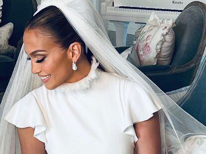 Jennifer Lopez, con uno de sus tres vestidos de novia, todos ellos firmados por Ralph Lauren.