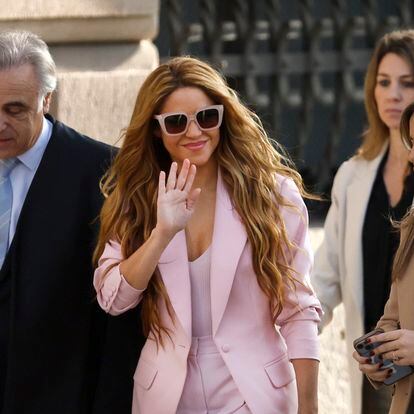 Shakira, junto a sus abogados, a su llegada a la Audiencia de Barcelona.