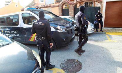 Policías nacionales durante una intervención, en una imagen de archivo.