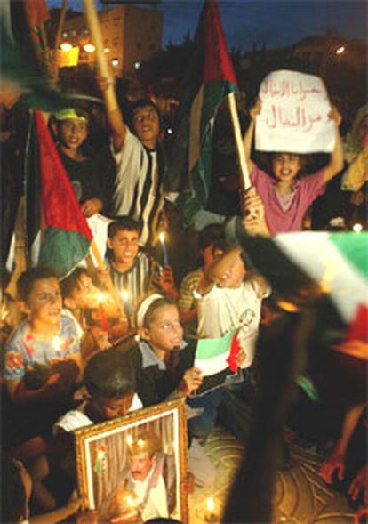 Niños palestinos piden la excarcelación de los presos palestinos, ayer por la noche en Gaza.