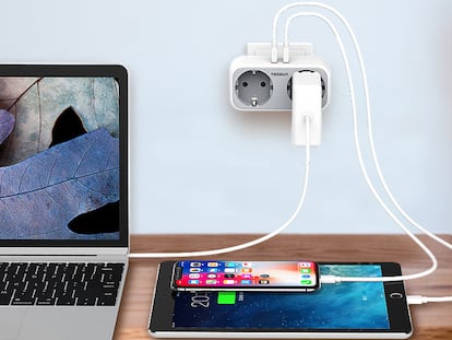 Ladrón portátil de pared con cuatro tomas (dos a la corriente y dos más de USB) disponible en Amazon.