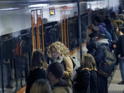 Viajeros de la línea del Vallès de Ferrocarriles de la Generalitat, en Terrassa (Barcelona).