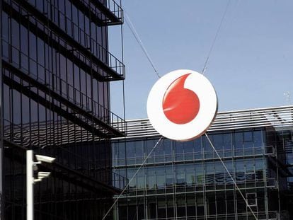 Logotipo de Vodafone en su sede de la avenida de Am&eacute;rica.  