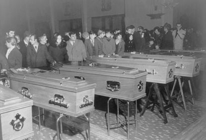 Misa funeral por las víctimas del Domingo Sangriento de Derry celebrada el 2 de febrero de 1972.