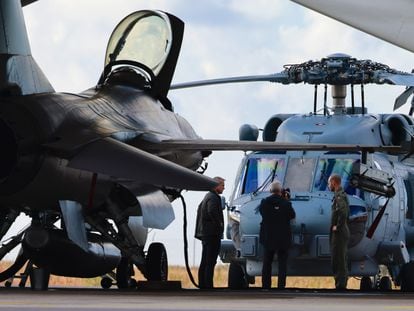 Un caza F-16 y un helicóptero del ejército danés, este jueves en Bornholm, la isla danesa cercana a las fugas de los gasoductos.