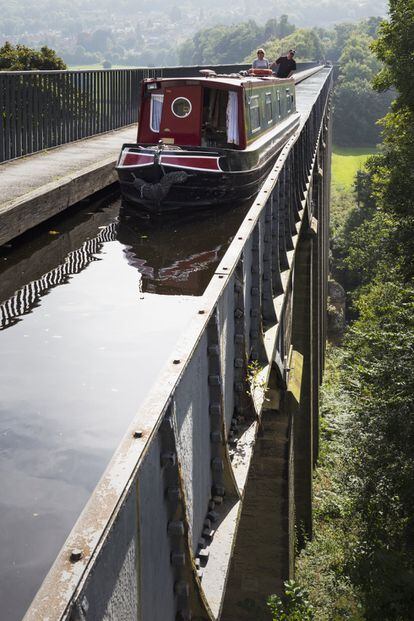 El canal que consagró a Thomas Telford (1757-1834) como uno de los mejores ingenieros civiles del Reino Unido recorre los bucólicos paisajes del noreste de Gales enhebrando túneles, esclusas y acueductos como el de Pontcysyllte (en la foto), que permite flotar literalmente a 38 metros de altura sobre el valle del Dee. La travesía, entre Wrenbury y Llangollen, se realiza en los tradicionales 'narrowboats', viejas gabarras que surcaban los canales industriales. En 2009, parte de su trazado fue declarado patrimonio mundial.<br><br> Más información: <a href="https://canalrivertrust.org.uk/" target="_blank">canalrivertrust.org.uk</a>