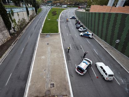 Una patrulla de los Mossos controla a los vehículos que se desplazan en el centro de Barcelona