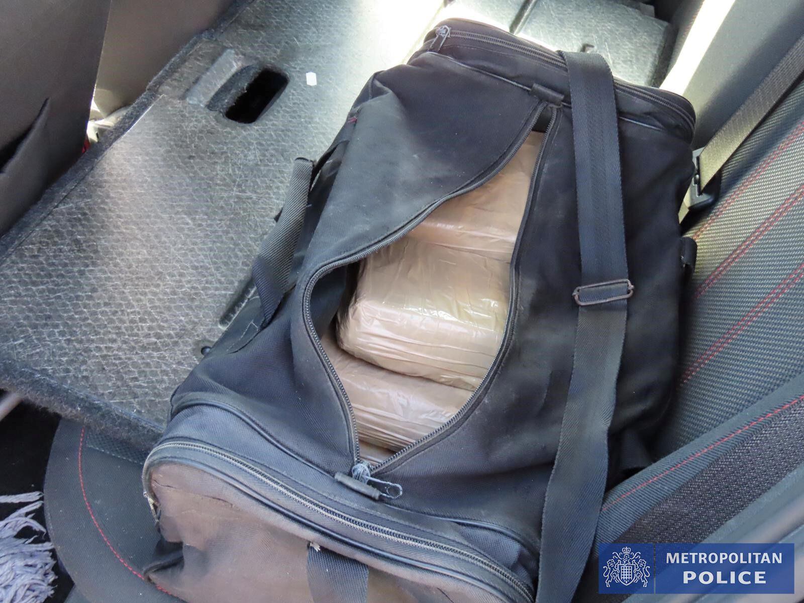 Una mochila con drogas confiscada por la policía británica en Londres en una operación realizada gracias a datos obtenidos con una infiltración en el sistema de comunicaciones EncroChat.
