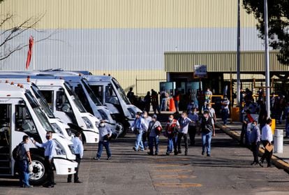 Trabajadores se van después de terminar su turno en la planta de GM en Silao en 2020. REUTERS / Sergio Maldonado