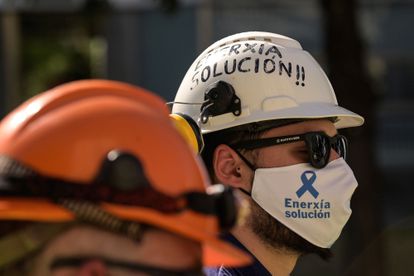 Un grupo de trabajadores de empresas electrointensivas se manifiestan en A Coruña para pedir que se frene la escalada de la energía.