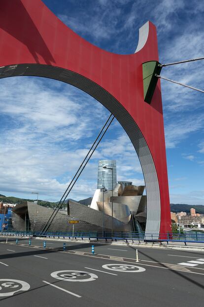 Bilbao junto al Museo Guggenheim, una ciudad donde está prohibido circular a más de 30 kilómetros por hora y que ha ganado el premio de la UE a la movilidad.