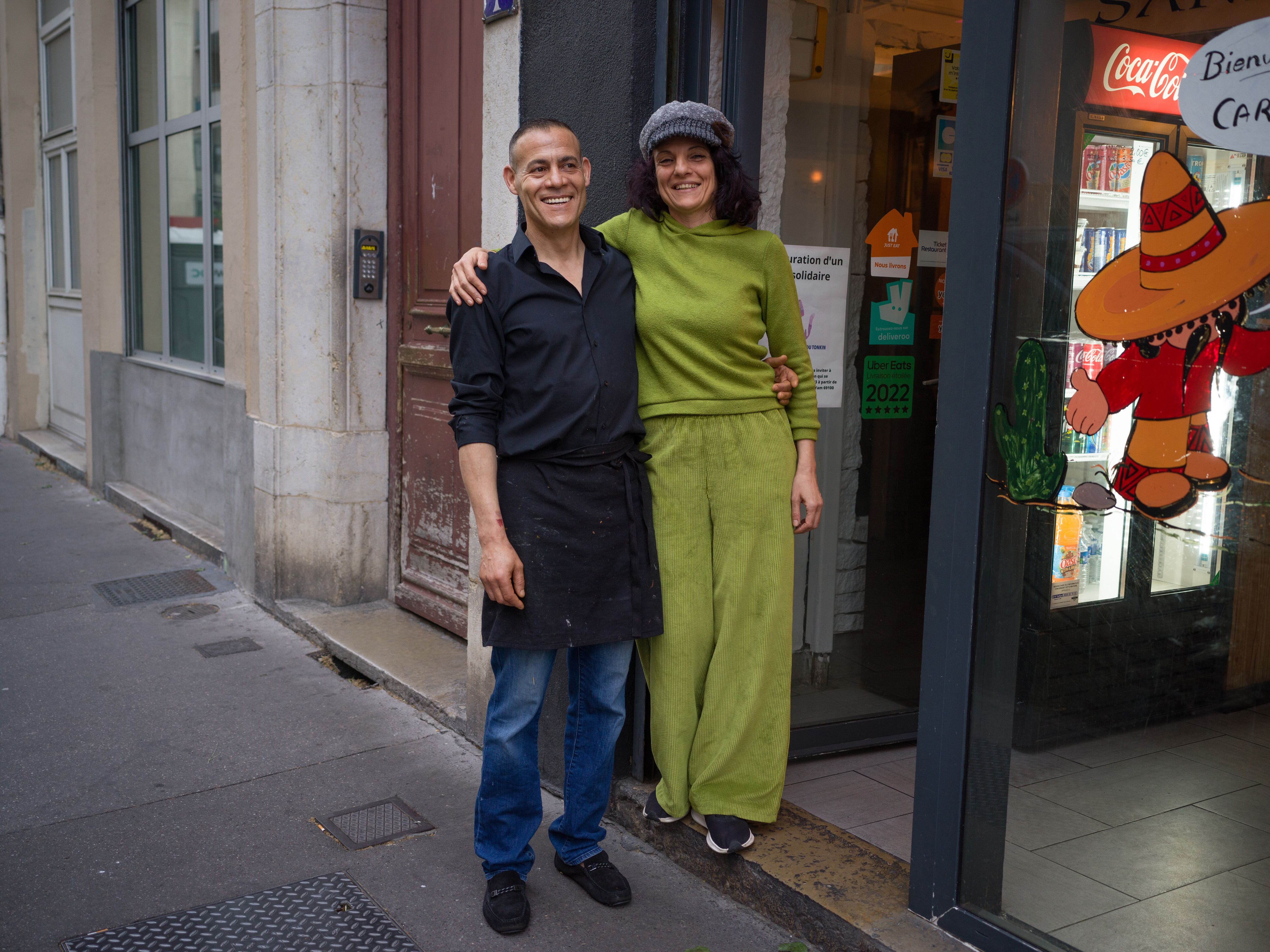 Nasser Nemili y su mujer Emmanuelle Nemili, en su local Mister Tacos, uno de los primeros establecimientos donde empezaron a cocinar esta nueva versión de tacos en Lyon.