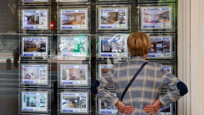 Una mujer mira la oferta de viviendas en una inmobiliaria en Bilbao, el pasado mayo.