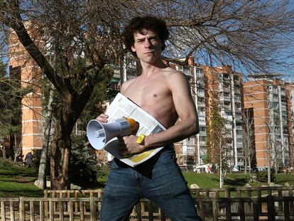 Óscar Sinela, actor que ha puesto en marcha una campaña por la transparencia en los medios de comunicación, en el Parque de Aluche en Madrid.