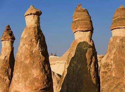 En Pasabaglari, Capadocia, la denominada erosión diferencial se percibe en este espectacular grupo de <i>chimeneas de las hadas. </i>