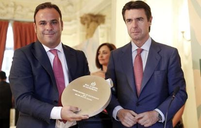 Ángel León, con su premio como Mejor Jefe de Cocina 2012, en compañía del ministro López Soria.